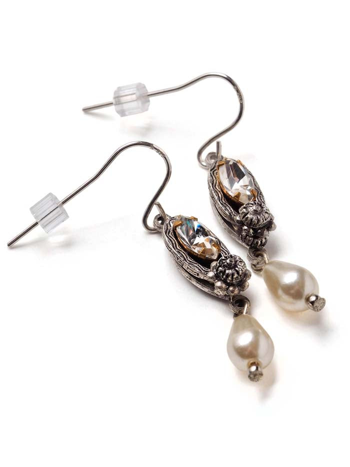 Little Pearl Teardrop Earrings With Rhinestones